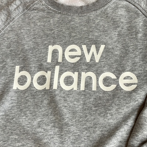 New Balance cropped gray crewneck sweatshirt XS - Picture 4 of 5